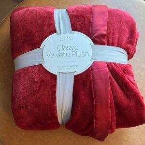 Berkshire Classic Velvety Plush Blanket - Red